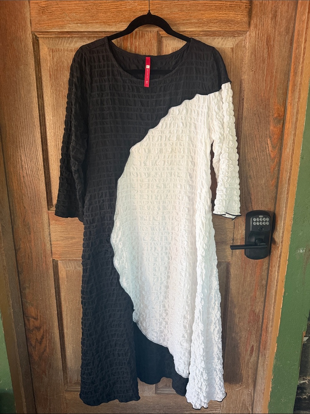 IC COLLECTION Black and White Asymmetrical Textured Dress